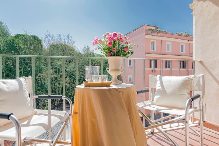 Colosseo bright apt. with balcony at Monti