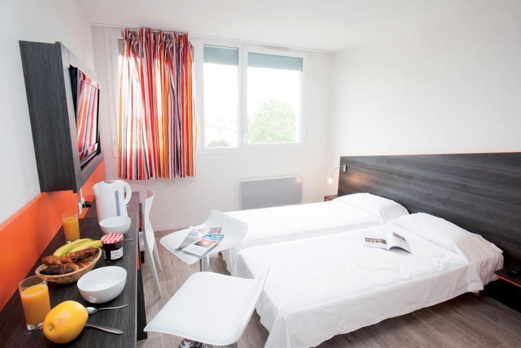 There are 2 twin beds in your room.