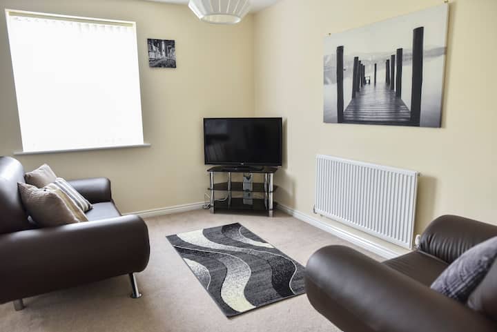 Luxury 2-Bed Apt with Parking, Coventry