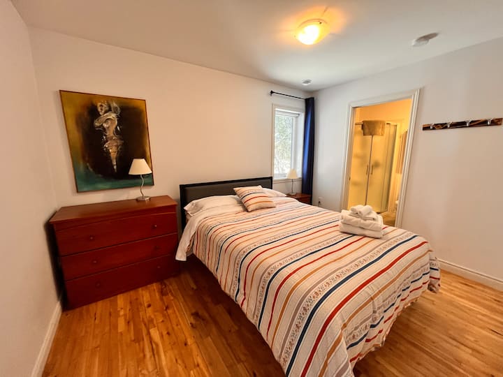 Dhoma e gjumit #3 (në katin kryesor)
Krevat dopio "queen"
Banjë më vete

Dhoma e gjumit #3 në katin përdhes 
1 krevat dopio "queen"
Banjë më vete, dush në qoshe 34 inç.