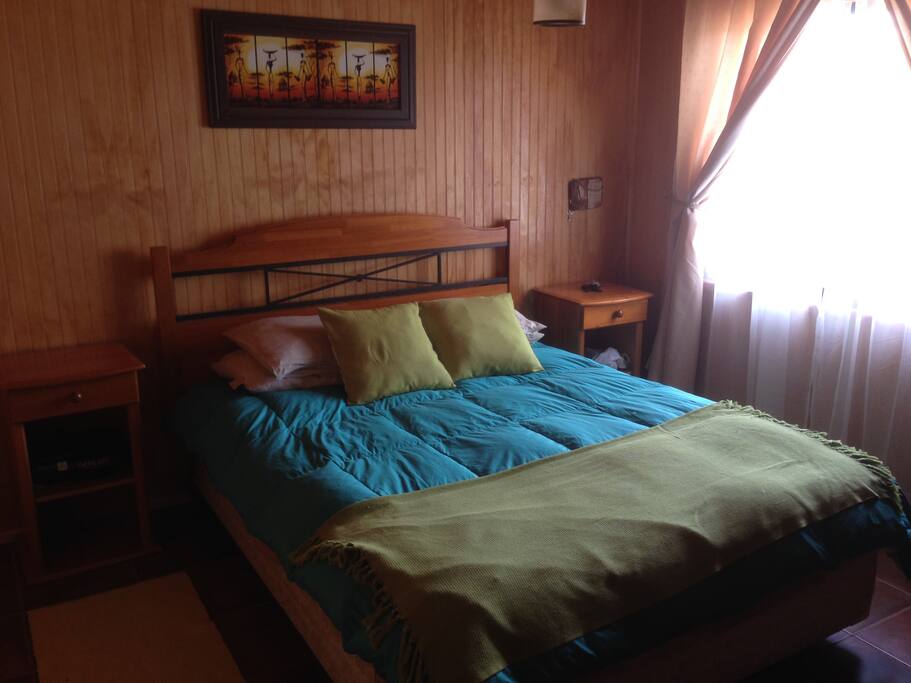 Habitación principal, esta cuenta con amplia cama de 2 plazas, plumón y muebles para guardar la ropa.