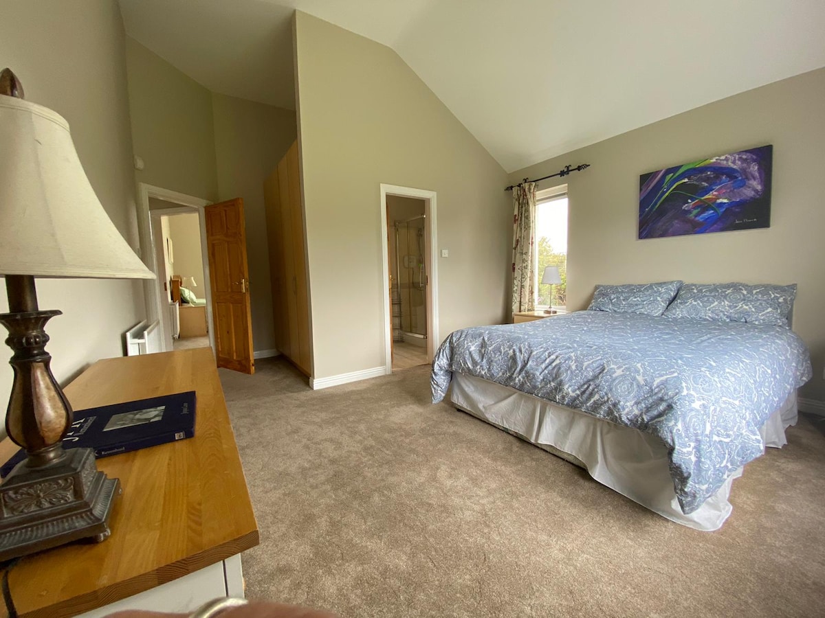 Spálňa 2 s manželskou posteľou, vlastná kúpeľňa a vstavané šatníky