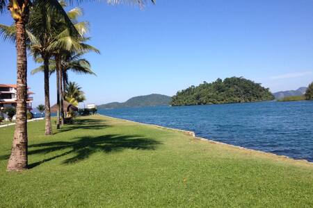 MELHOR localização: de frente para o mar.