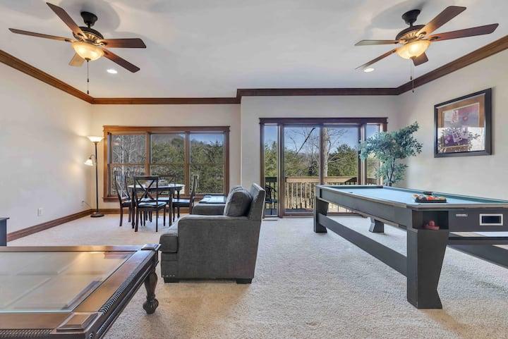 ★Downstairs Living Room with Pool Table, Poker Table, Smart TV, Board games and NES ★