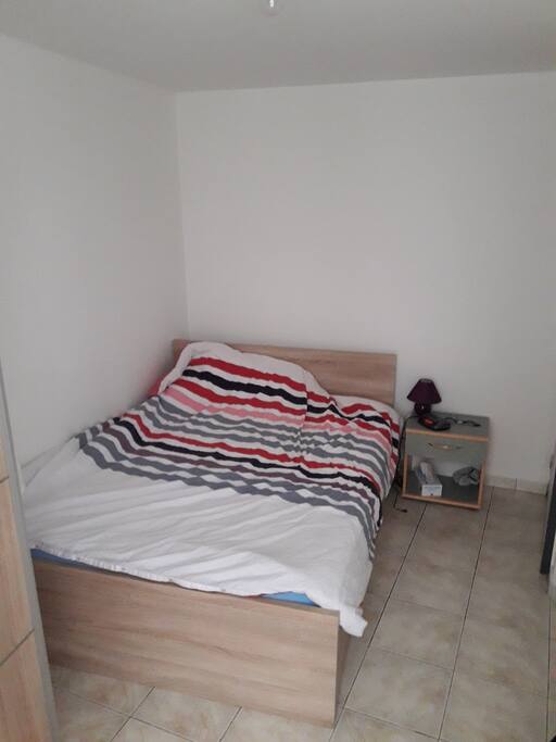 Chambre avec un lit double