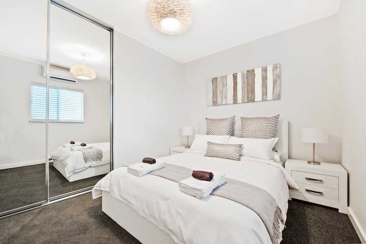 Dhoma e gjumit Master e dytë me gardërobë të pasqyruar