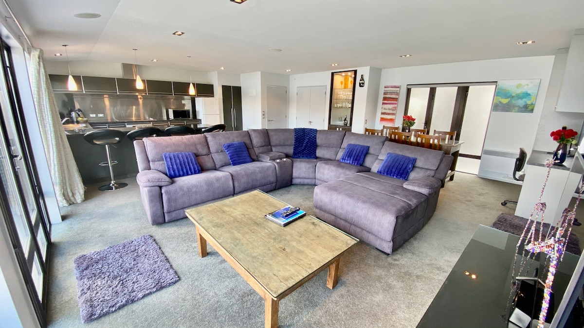 Successful Airbnb property: Lakefront Luxury Penthouse central Queenstown in Otago