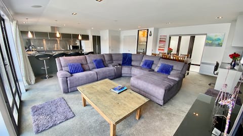 Successful Airbnb property: Lakefront Luxury Penthouse central Queenstown in Queenstown Lakes District