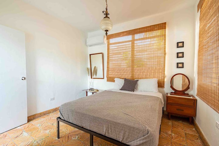 לטבול את עצמכם בפינוק טהור עם חדר שינה ראשי מרווח 
יש מיטת קווין סייז שמתאימה לבני מלוכה. נסחפים לארץ החלומות על מצעים דמויי ענן ומתעוררים רעננים, מוכנים לכבוש את יום ההרפתקאות שלכם בפורטו ריקו