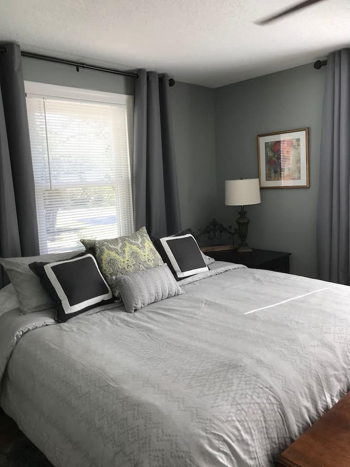 第二间主卧配备加大双人床、毗邻浴室、电视和遮光帘。 