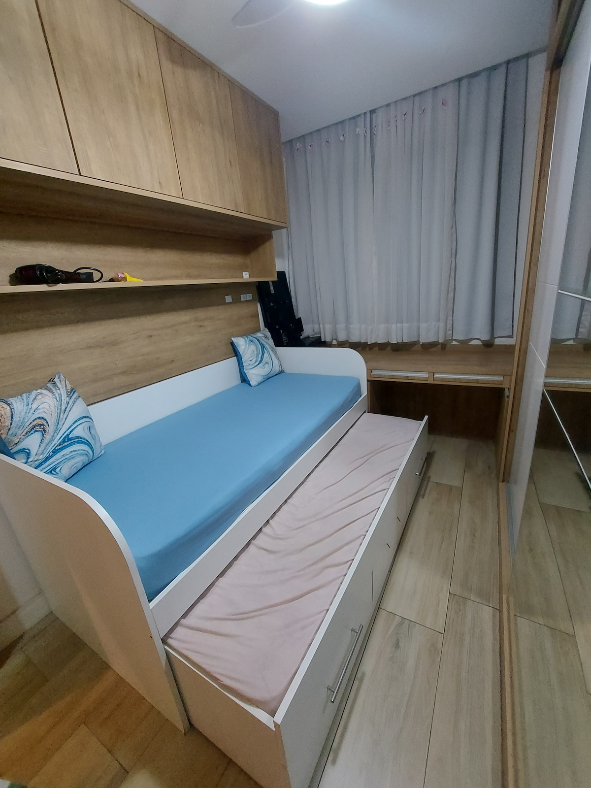 Chumba cha kulala cha pili na kitanda cha kusukumwa