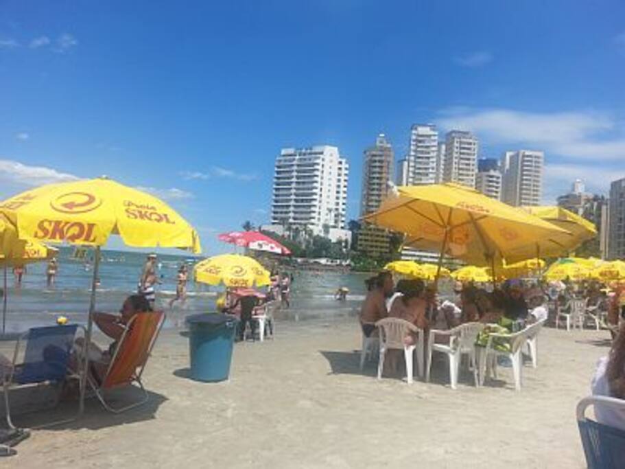 Vista da faixa de areia em frente a saída do prédio