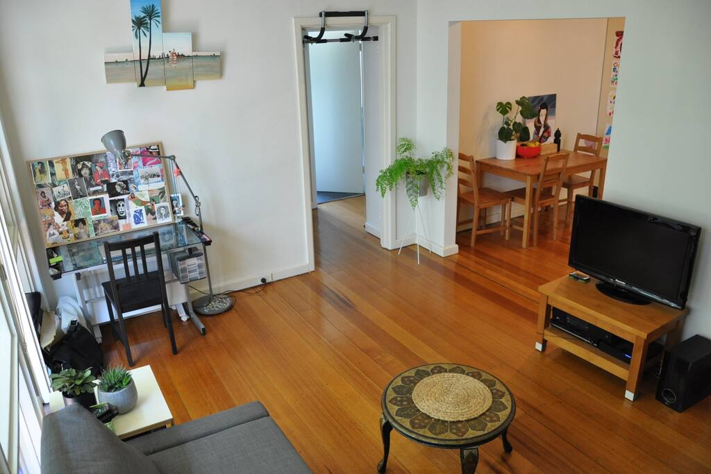 Livingroom with a desk space