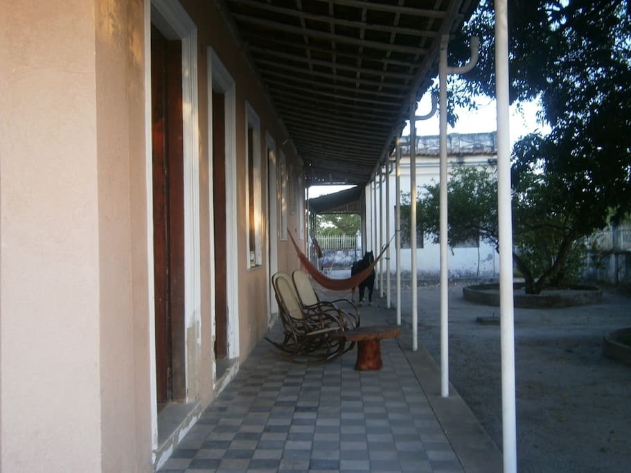 lateral da casa, mostrando casa/quarto anexo que possui 1 cama de solteiro e um banheiro.