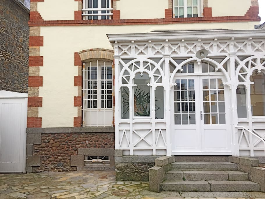 Entrée de la Villa Léontine