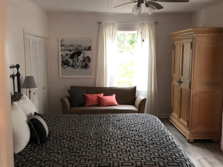 Lit King Size avec votre propre canapé pour se détendre loin du groupe.  Télévision connectée dans la chambre. Cette chambre est la plus sombre de nuit.