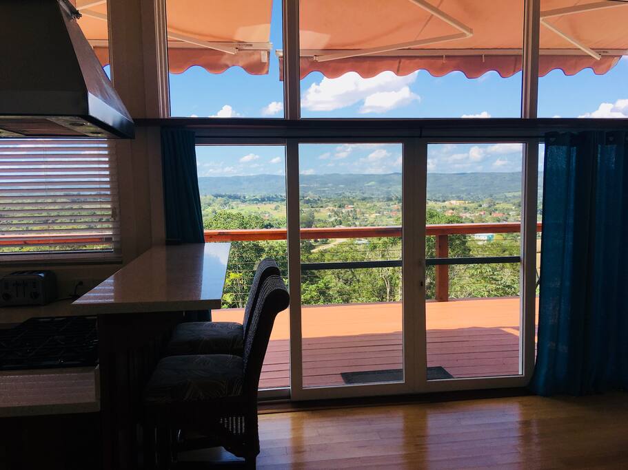 Main House - Peninsula with bar stools