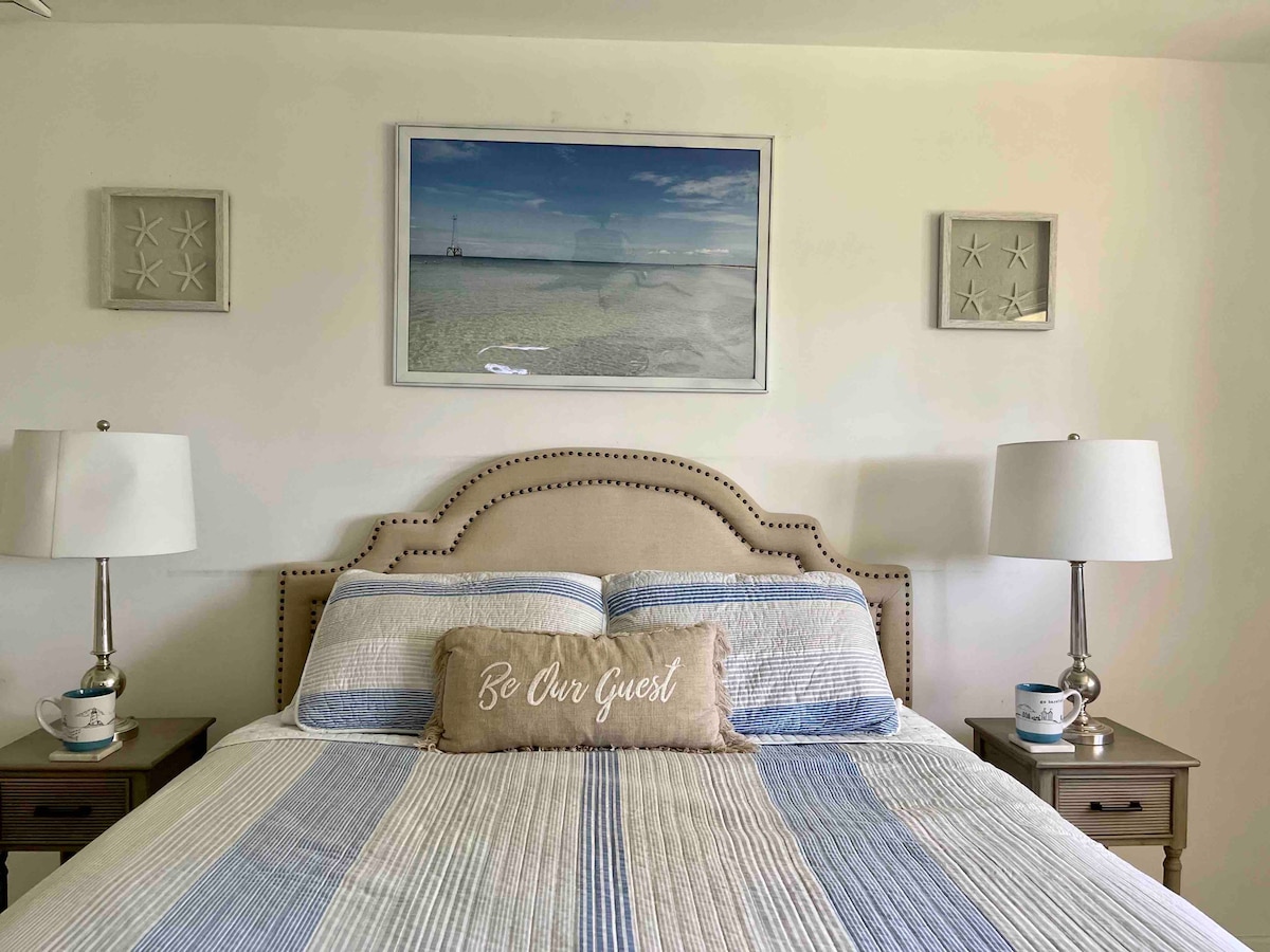 全新3英寸记忆泡沫床垫，为主卧的温暖舒适的标准双人床增添了