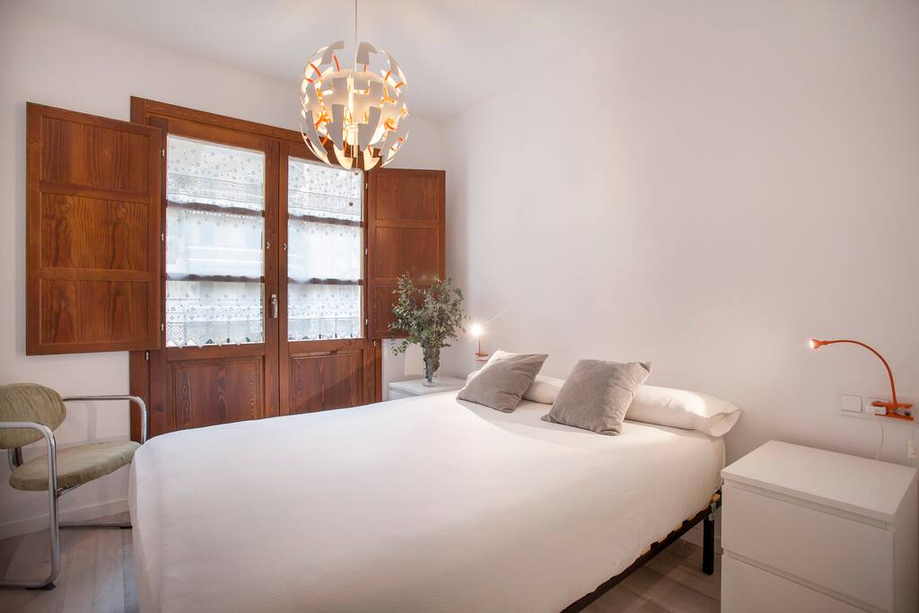 Bright bedroom with very confortable king size bed. 1,50m
