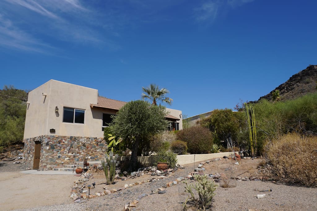 Beautiful two bedroom home on the mountain! Feel like you're secluded in the mountains while being close to the luxurious and beautiful cities of Scottsdale and Phoenix.