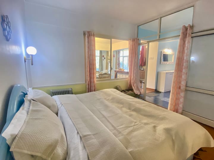 غرفة نوم تطل على المعيشة ، إذا تم سحب الستائر ، فهي مسكن مريح جدًا