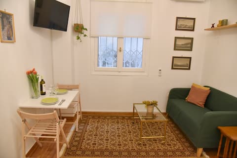 Popular Airbnb listing: Cosy base in the heart of Exarcheia in ΕΞΑΡΧΕΙΑ