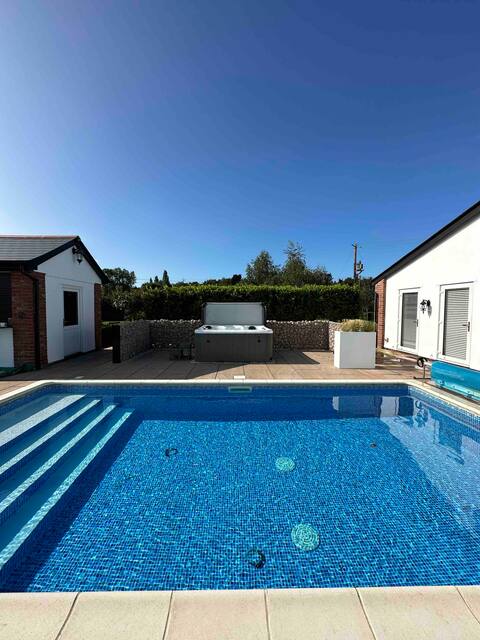 Boutique Detached Annex With Pool & HotTub.