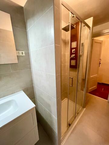 Apartment for 8 person, 10 minutes to Vaticano gallery image 5