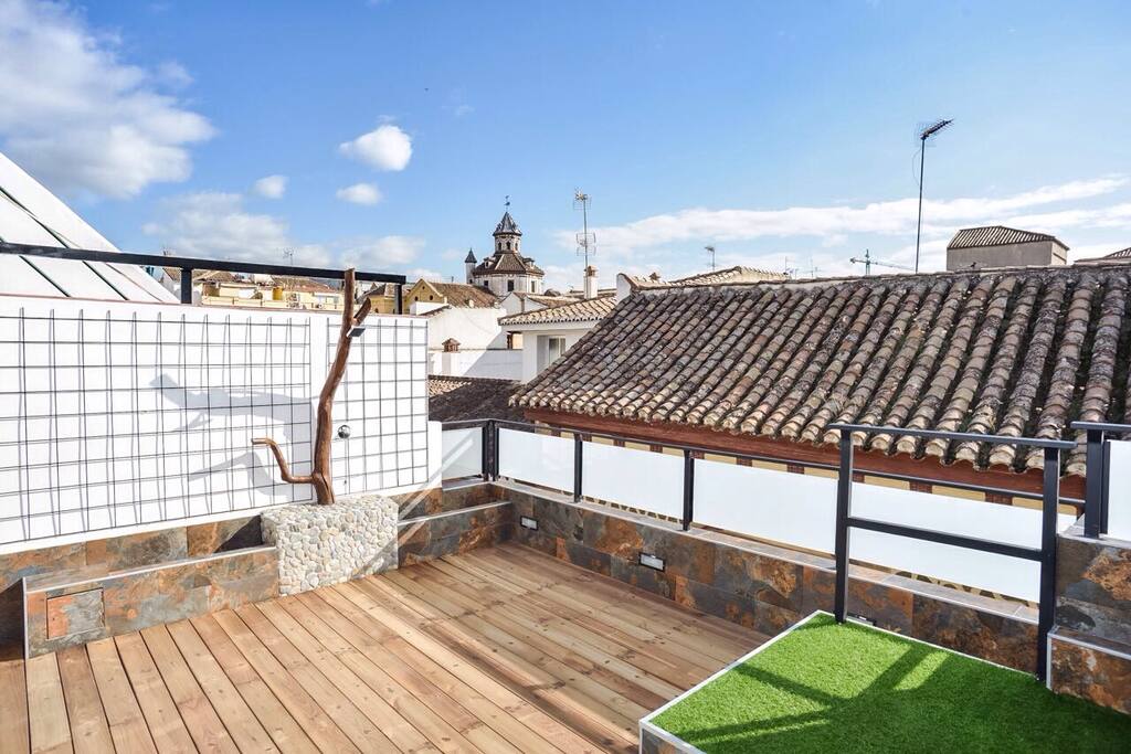 Aparte de unas maravillosas vistas de la ciudad de Granada nuestra terraza les ofrece un diseño único para poder disfrutar de su exterior, equipada con una ducha de diseño y un solarium natural.
