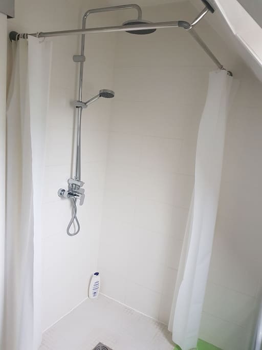 Salle de douche privée pour les deux chambres à l'étage. Private bathroom to be shared with the second room both located first floor.