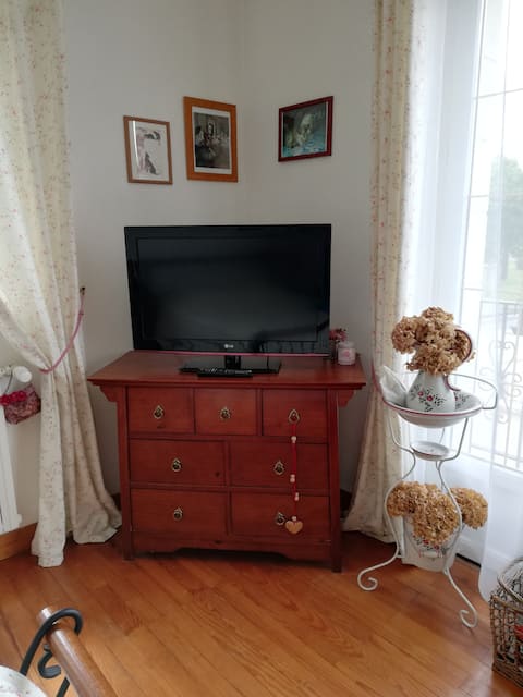 2 cozy bedrooms with bathroom. Private parking
