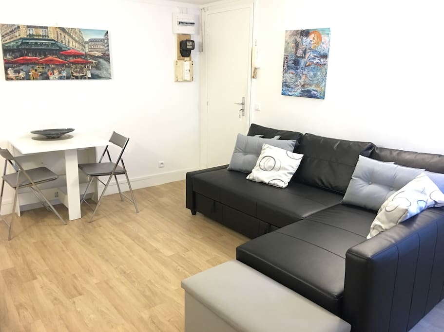 Dining corner with a pull out extendable table for 4