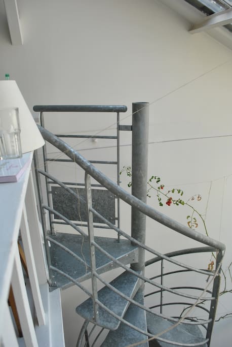 The staircase from the living room to the bedroom / l'escalier du salon à la chambre
