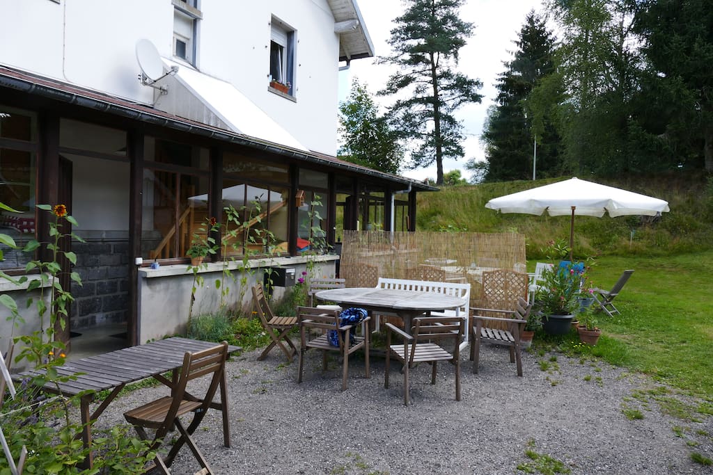 Der Sitzplatz vor der Veranda