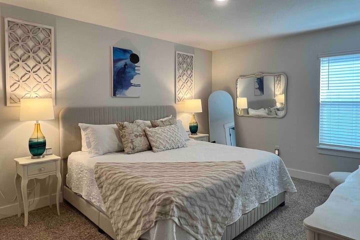 ... a je to náprotivok na poschodí, spálňa s manželskou posteľou typu „Sita Peacock“.