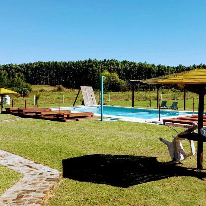 CON PISCINA Y JARDIN
