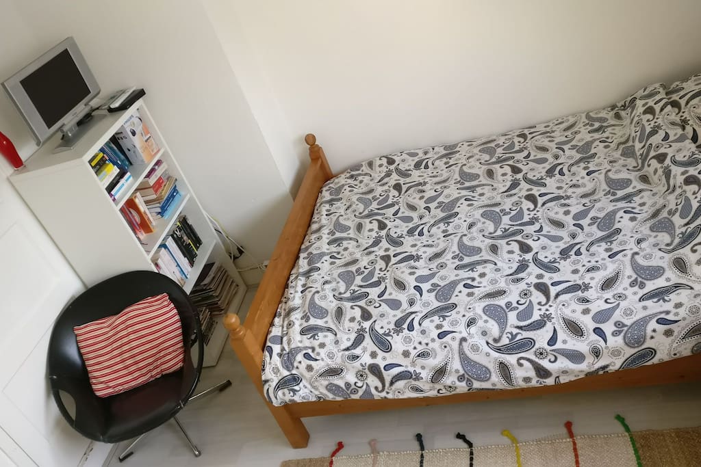 Bedroom: Tv, desk, bed and wifi