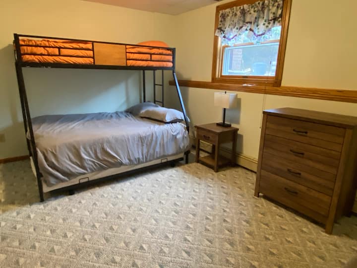 Dormitorio en el sótano #3: 1 cama completa y 2 camas de una sola (la cama nido se puede sacar debajo de la cama de matrimonio). ¡Más decoración por venir! 