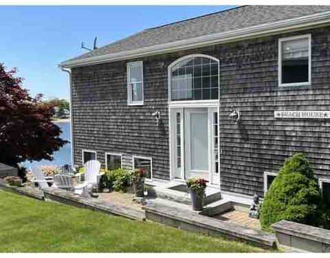 Peaceful waterfront home, large deck, 4 bedrooms