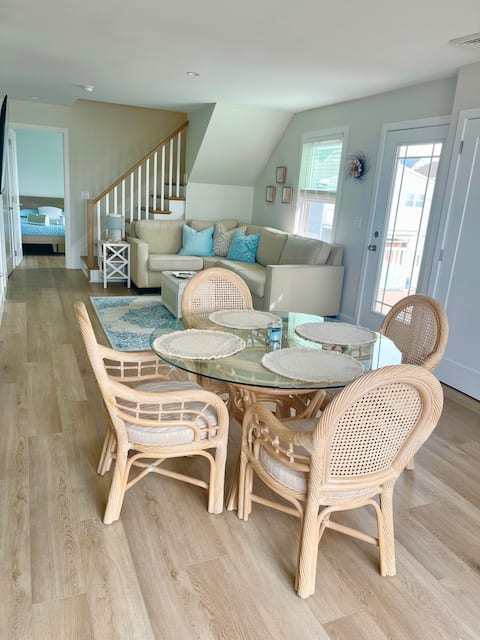 Bright 3 BR huge private deck 1.5 blocks to beach