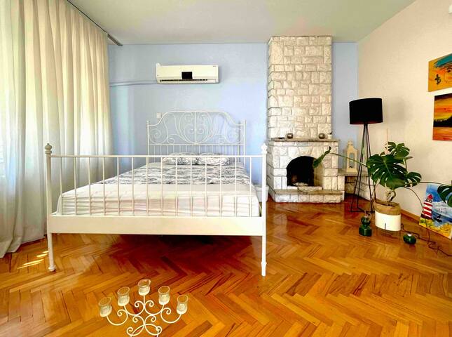 Family friendly 2 BR 1 BTH apartment w/ sea views. gallery image 2