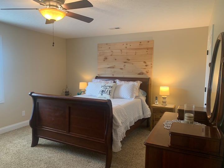 Pata mapumziko mazuri ya usiku katika kitanda hiki cha malkia.