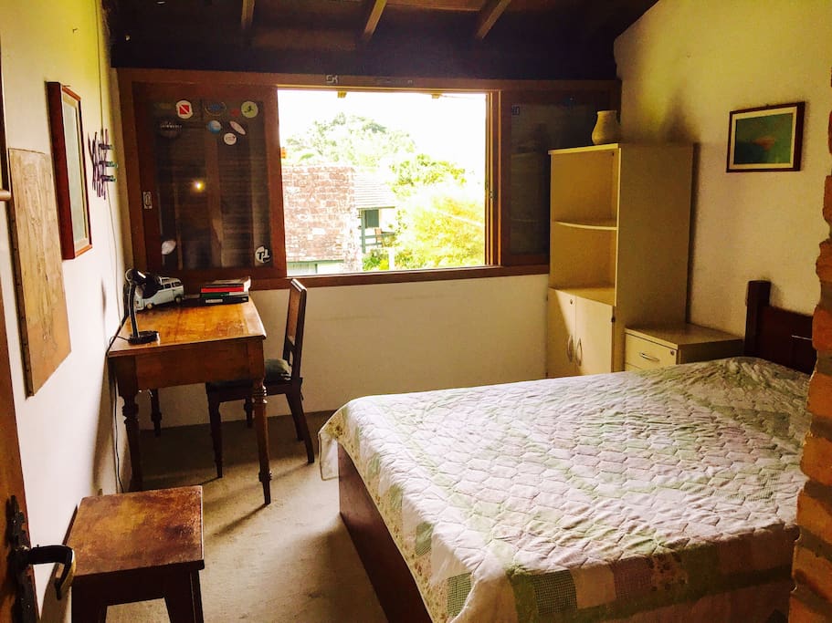 Quarto de casal privativo com ar condicionado e TV a cabo