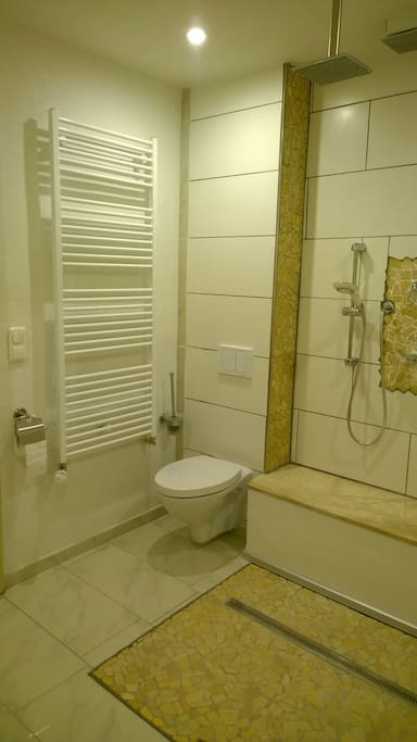 Separates Badezimmer
