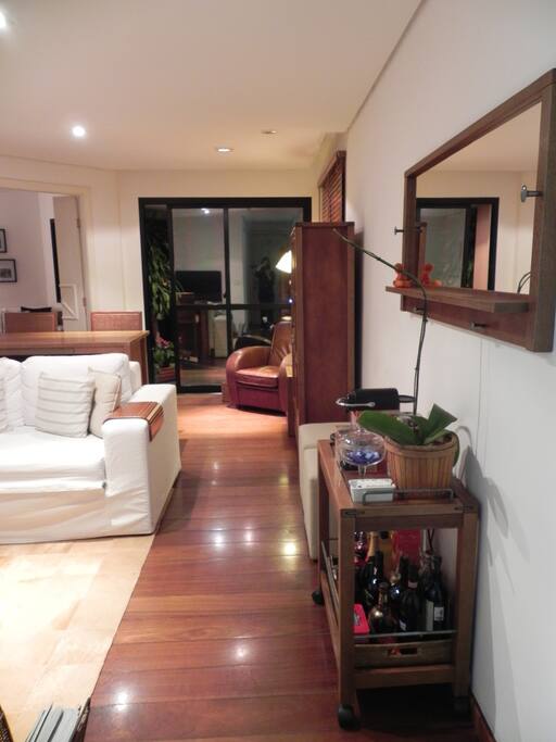 Hall de entrada para a sala com varanda