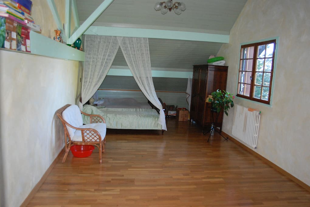 c est la plus grande chambre que je vien de renover et qui fait plus de 50 m2 avec vue sur le lac