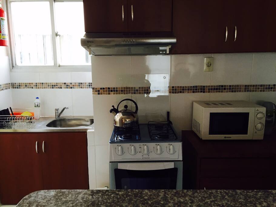 COCINA CON TODOS LOS ELECTRODOMÉSTICOS COMO SER MICROONDA , EXTRACTOR DE GRASA, COCINA CON HORNO.
