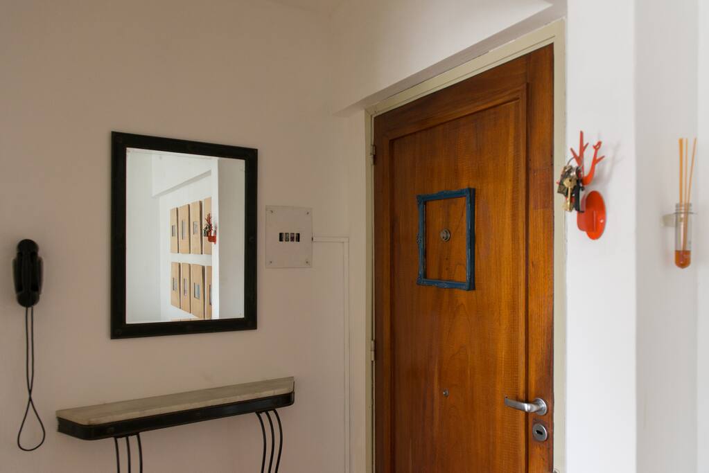 Mirror and mantel of marble and iron, are the antique details, original of when the building was constructed.
Espejo y recibidor de mármol y hierro, son los detalles antiguos, originales de cuando el edificio se construyo.