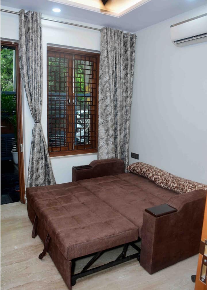 ห้องนอน 3 พร้อมเตียงโซฟาและเครื่องปรับอากาศ 