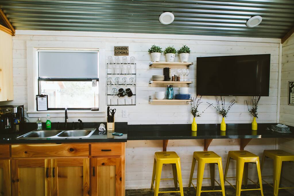 Kitchen & Breakfast bar